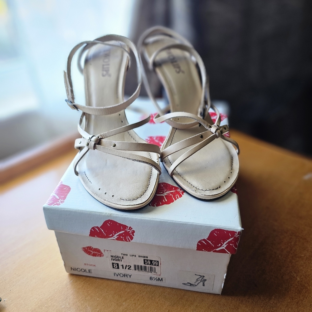 Two Lips Shoes 8.5